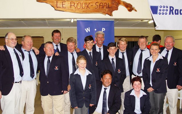 Die WP-spanne met hul Skippers, saam met die WPDSAA se voorsitter, Lee Wiid (links) tydens die Openingsfunksie vir die “WPDSAA Bottomfish” Interprovinsiale Kompetisie te Kleinbaai.